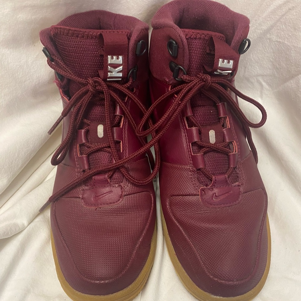 Nike Path Winter Dark Beetroot Gum Bottom Sneaker. Men's Size 8.